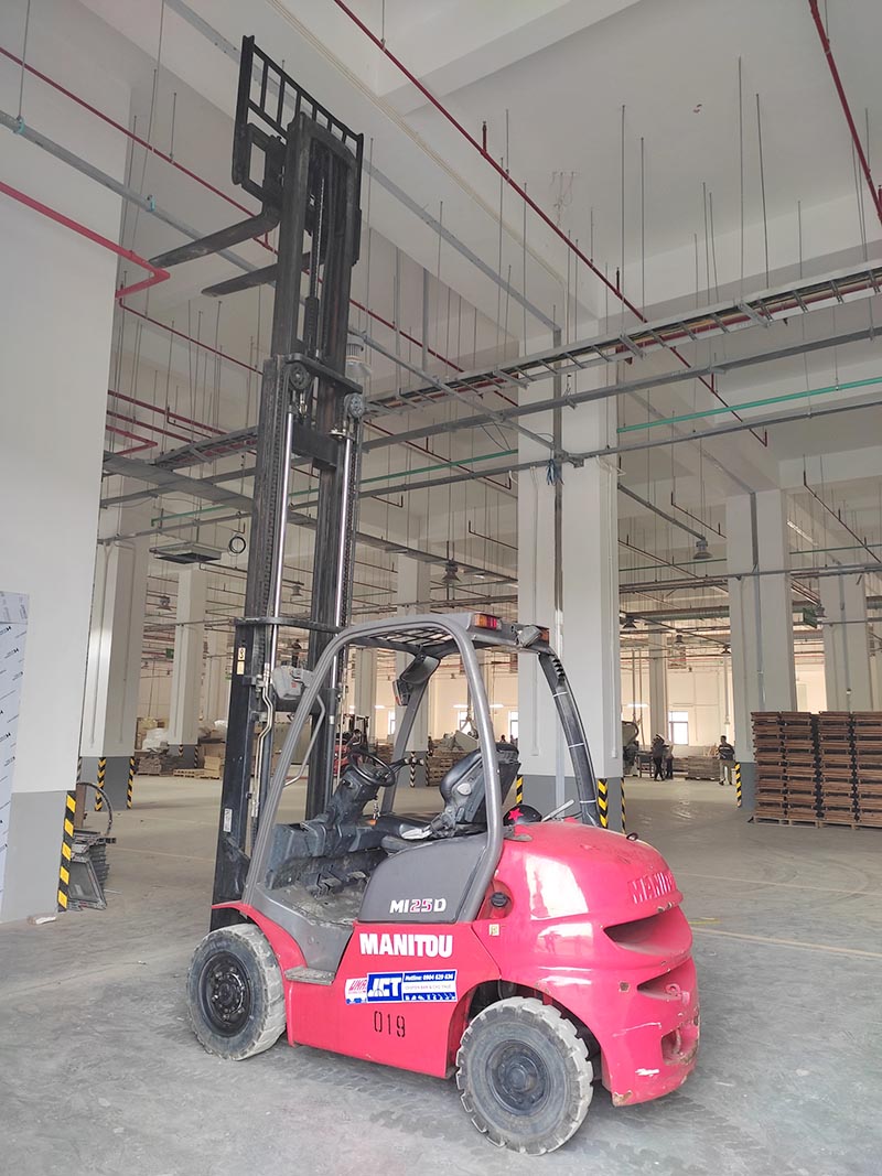 xe nâng hàng Manitou