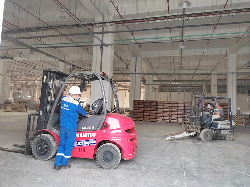 công nhân vận hành xe nâng hàng trong nhà xưởng