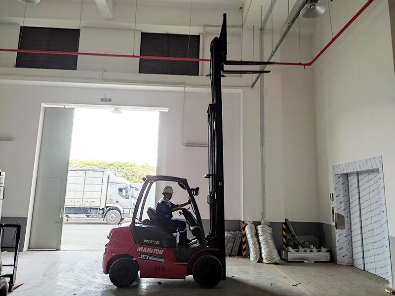 xe nâng hàng 2,5 tấn Manitou
