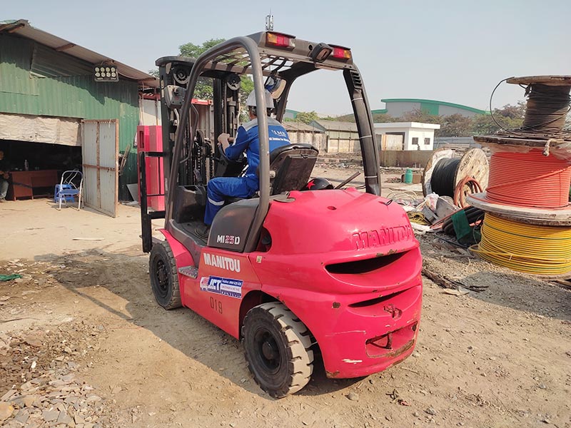 xe nâng hàng làm việc tại công trường xây dựng