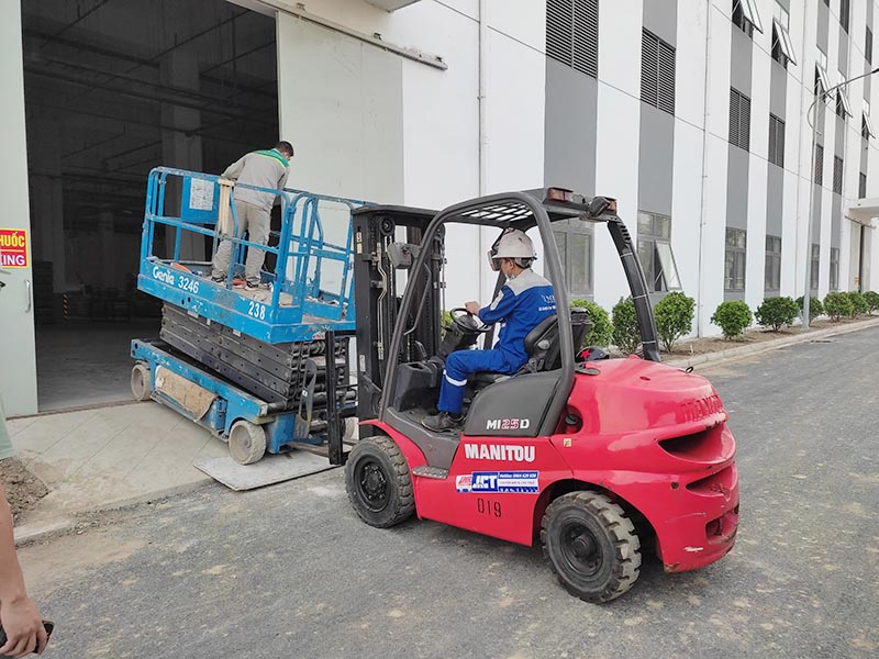 công nhân vận hành xe nâng hàng 3 tấn di chuyển vào nhà máy