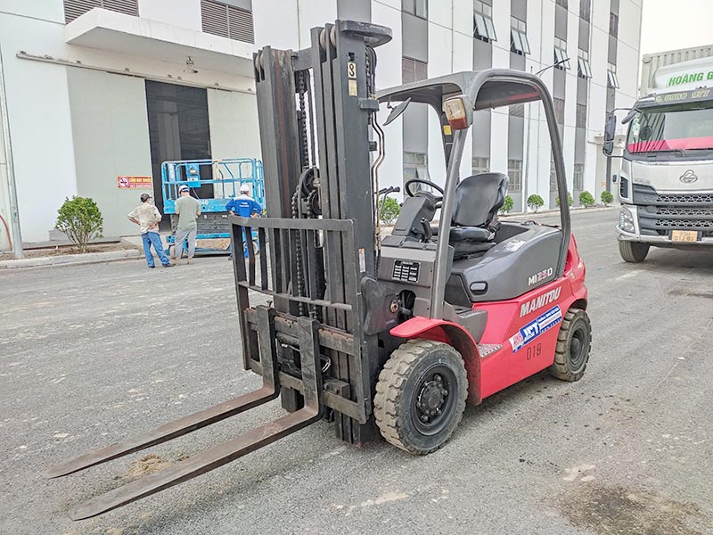 xe nâng hàng 2,5 tấn