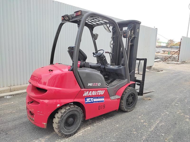 xe nâng hàng manitou 2,5 tấn