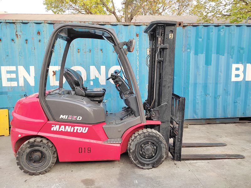 Xe nâng hàng chạy dầu 2,5 tấn Manitou