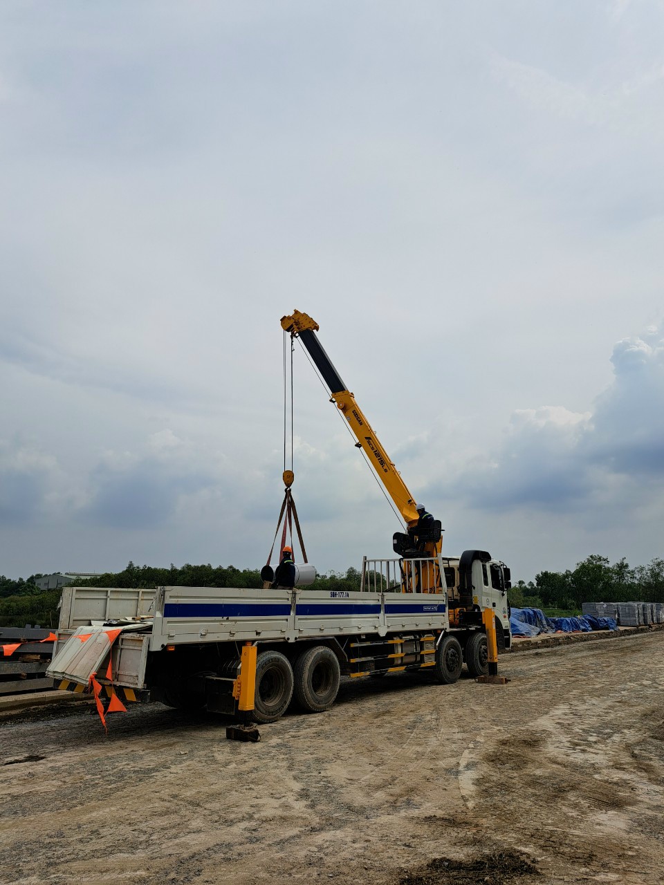 Xe cẩu thùng vận chuyển thiết bị