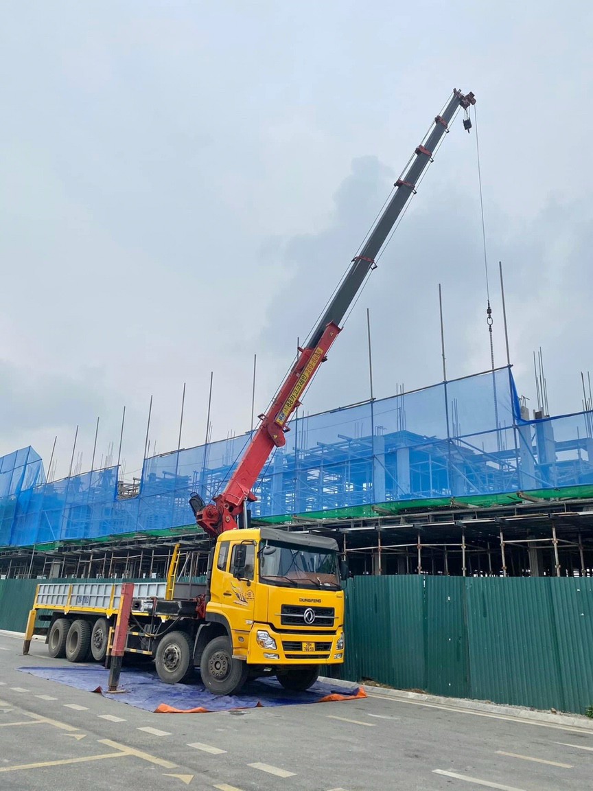 xe cẩu thùng làm việc tại công trường xây dựng