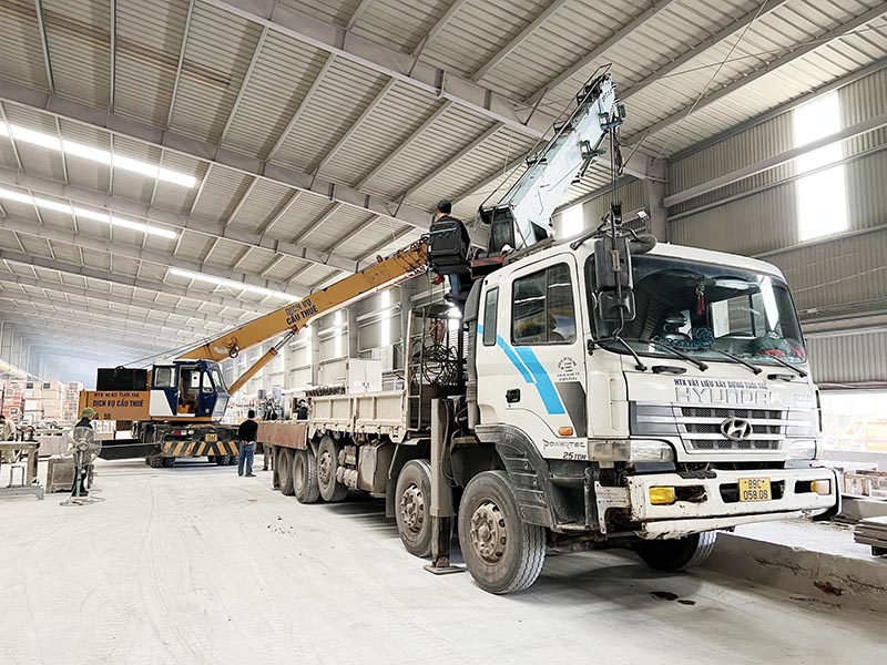 xe cẩu bánh lốp kết hợp xe cẩu thùng lắp đặt thiết bị công nghiệp vào vị trí