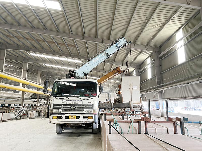 xe cẩu thùng lắp đặt thiết bị công nghiệp trong nhà máy