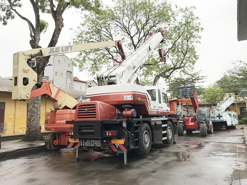 MC Industries cho thuê xe cẩu bánh lốp và xe nâng người boomlift