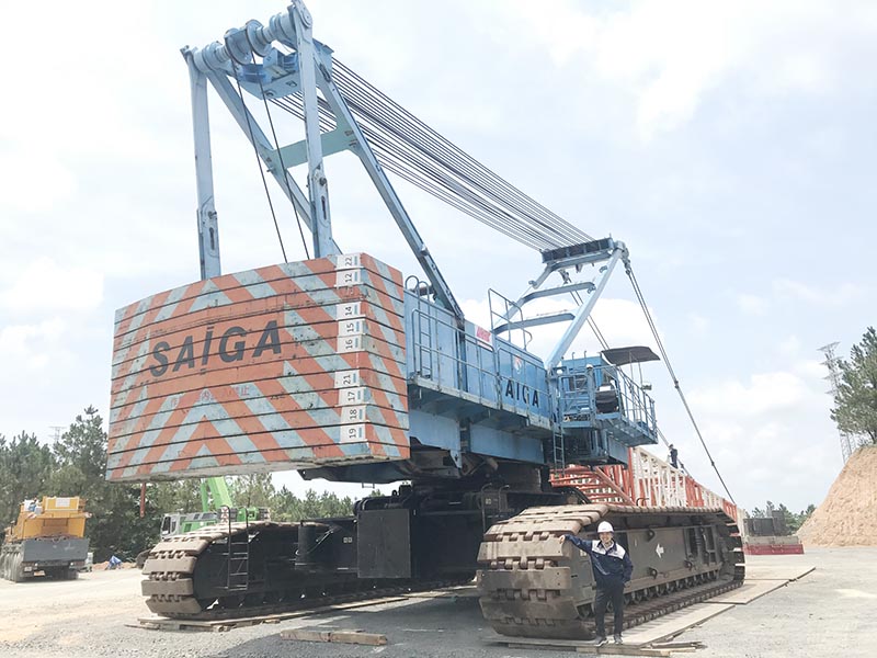 xe cẩu bánh xích 450 tấn hãng Kobelco