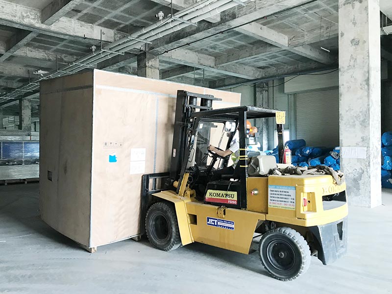 xe nâng hàng 5 tấn komatsu FD50 di chuyển thiết bị máy móc vào vị trí