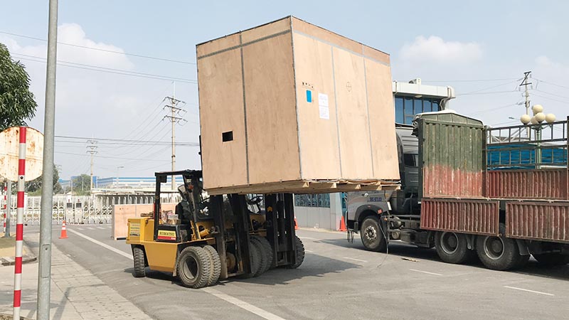 xe nâng di chuyển thùng hàng lên xe vận chuyển