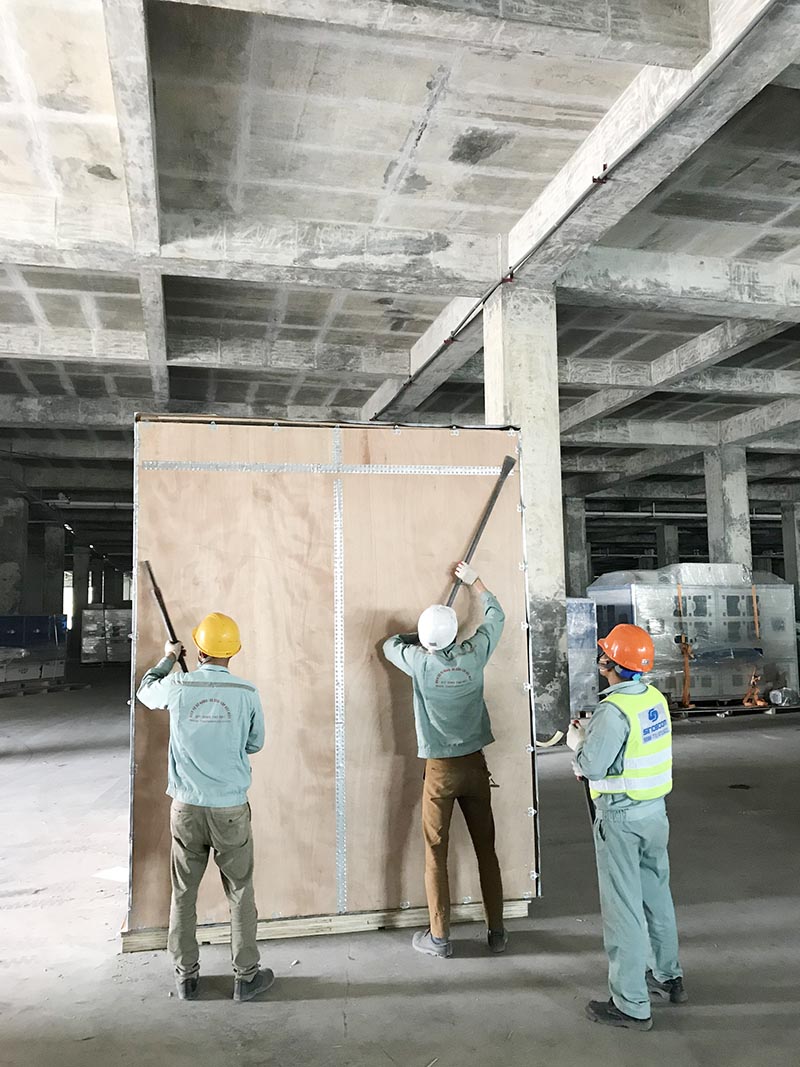 công nhân tháo dỡ thùng hàng