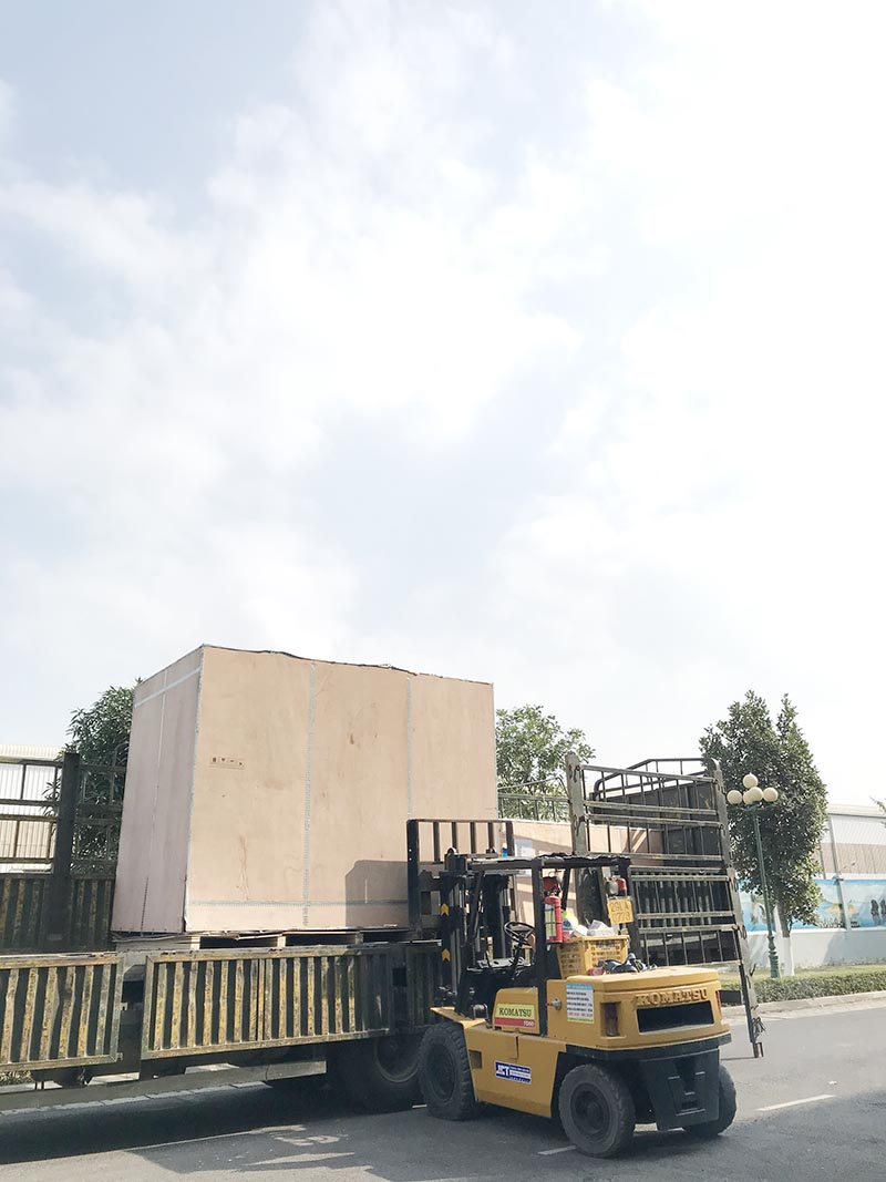 xe nâng hàng hạ hàng hoá từ xe vận chuyển