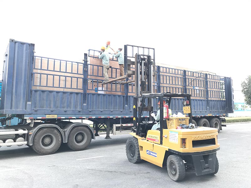 công nhân đóng thùng xe vận chuyển
