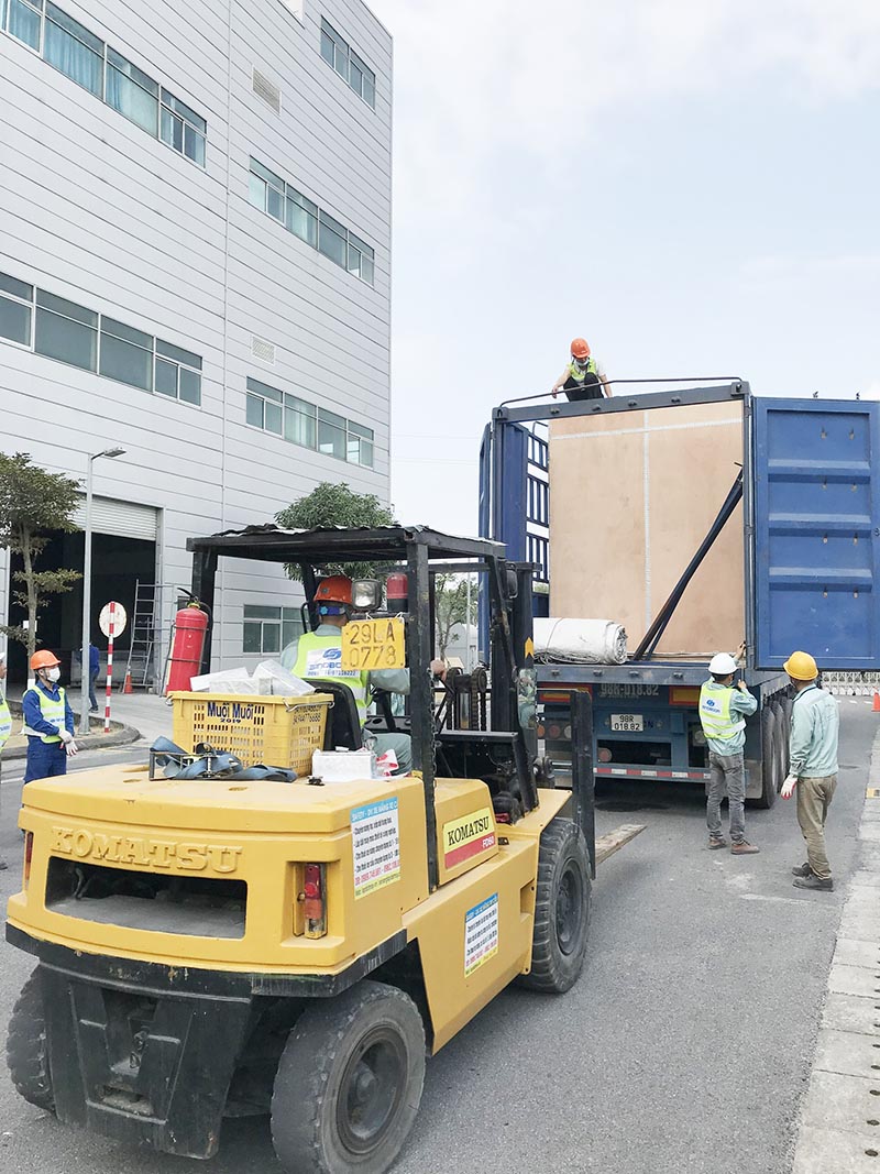 sử dụng xe nâng hàng để di chuyển nâng hạ thùng gỗ