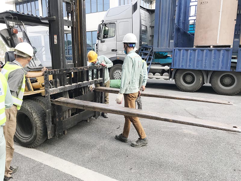 kiểm tra càng nâng của xe nâng hàng