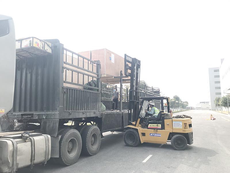 xe nâng chuyển thùng hàng lên xe vận tải