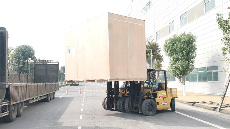 xe nâng hàng nâng hàng hoá lên xe vận chuyển