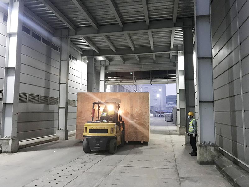 xe nâng hàng 5 tấn Komatsu di chuyển kiện hàng trong nhà máy