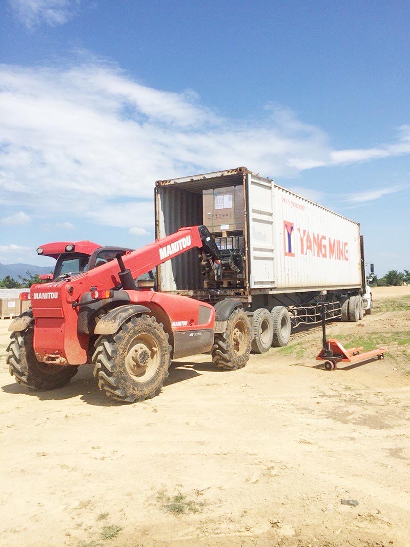xe nâng hàng đa năng telehandler manitou rút hàng hoá thiết bị từ container