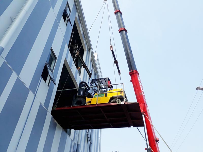 cẩu xe nâng hàng lên cao