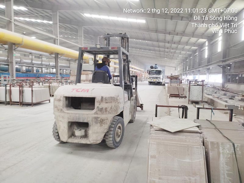 xe nâng hàng 5 tấn TCM làm việc trong nhà máy gạch men
