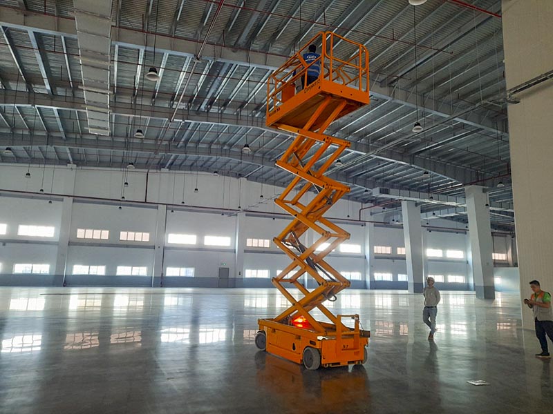 xe nâng người cắt kéo thi công cơ điện