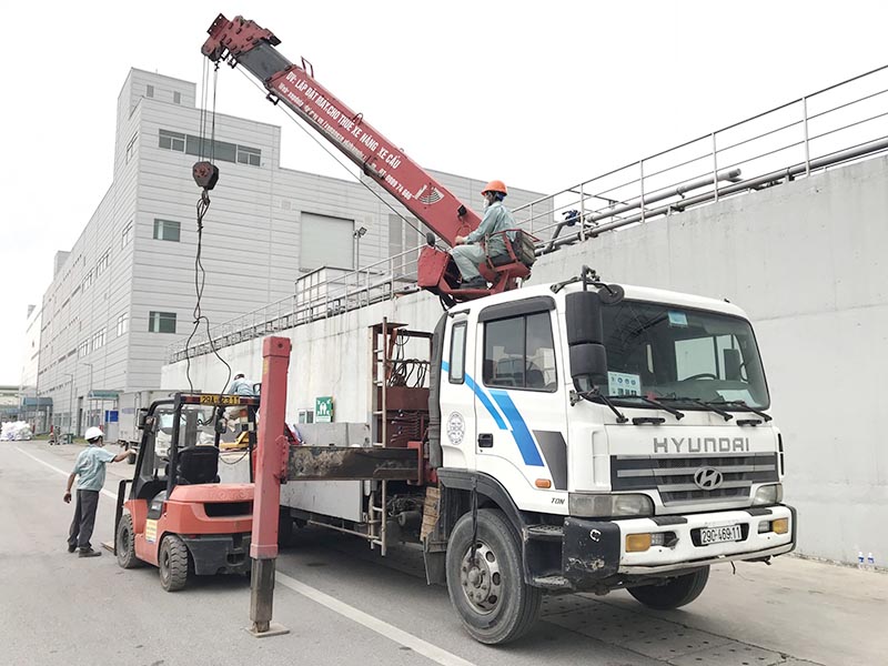 xe cẩu thùng vận chuyển xe nâng hàng