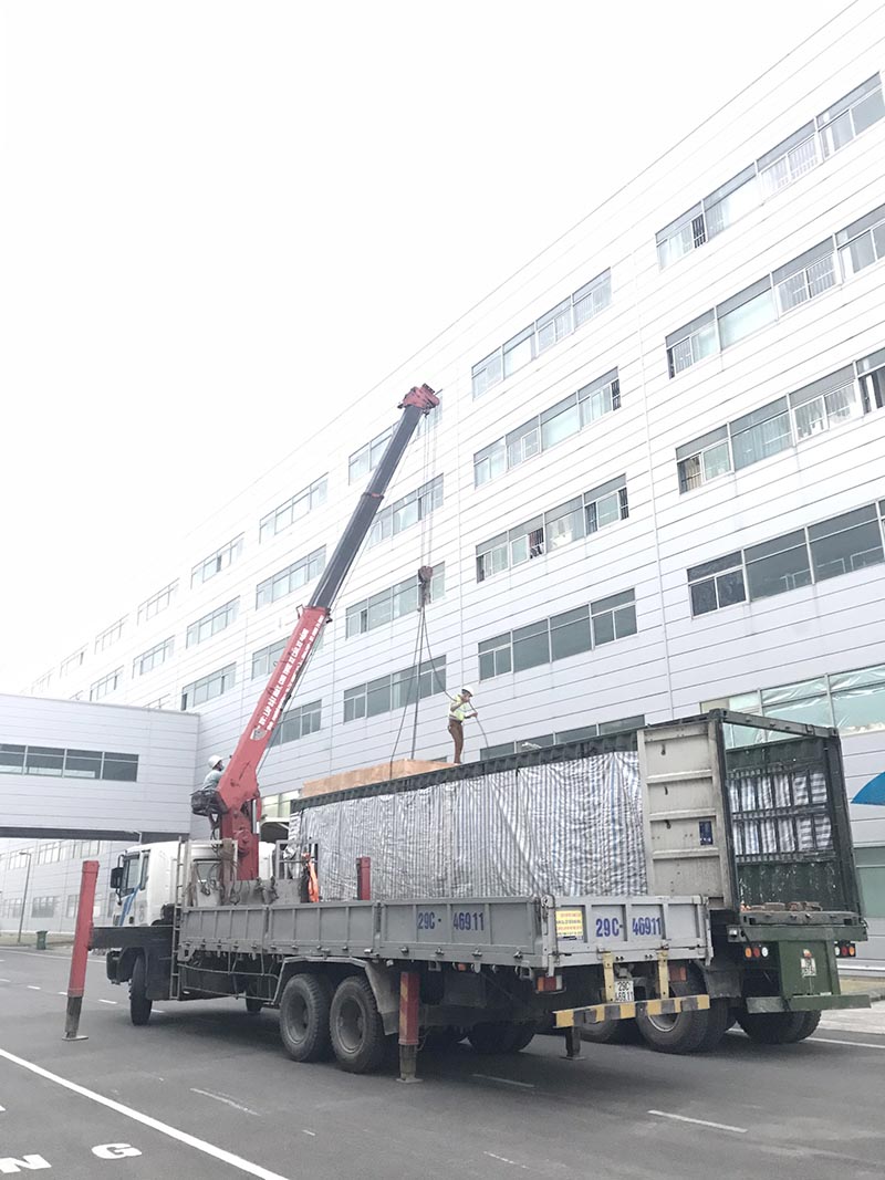 xe cẩu tự hành hạ hàng hoá từ xe vận chuyển