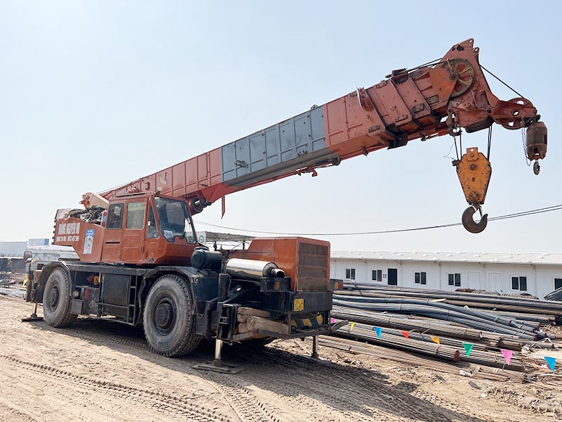 xe cẩu bánh lốp 25 tấn tại công trường xây dựng