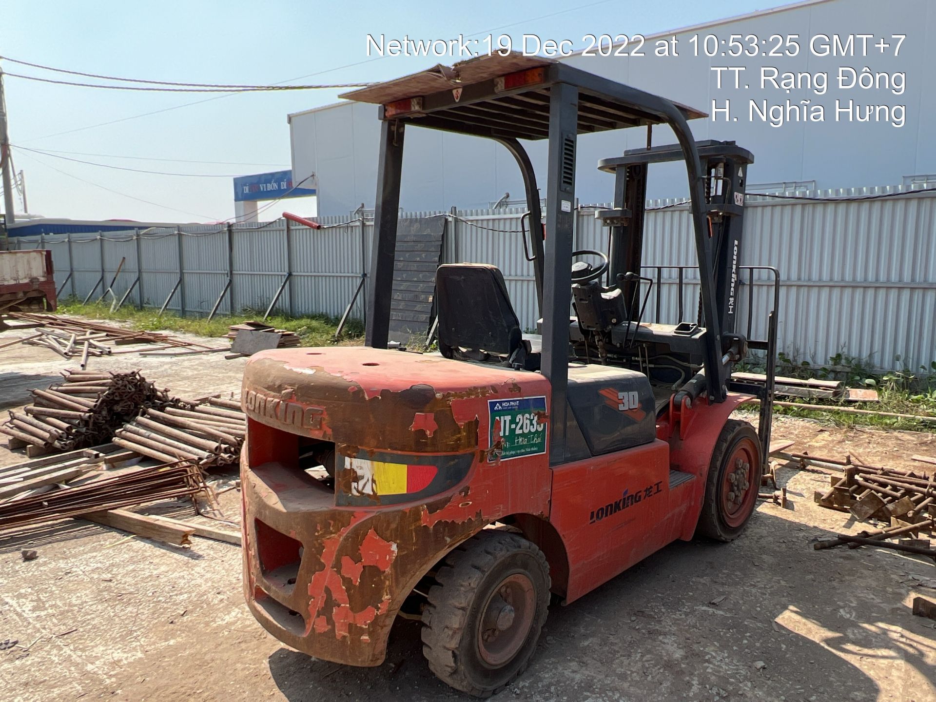 xe nâng hàng 3 tấn làm việc tại công trường xây dựng