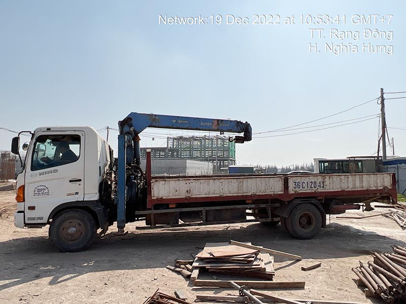 cẩu thùng 5 tấn vận chuyển vật liệu xây dựng