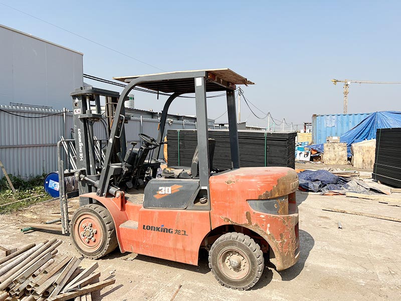 xe nầng hàng 3 tấn làm việc tại công trường xây dựng