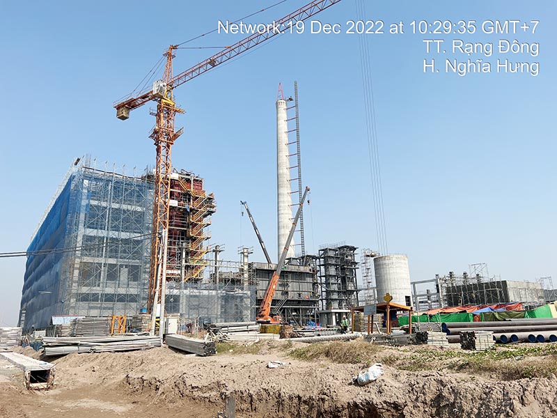 MC Industries cho thuê xe cẩu bánh lốp, cẩu tháp làm việc tại công trường xây dựng