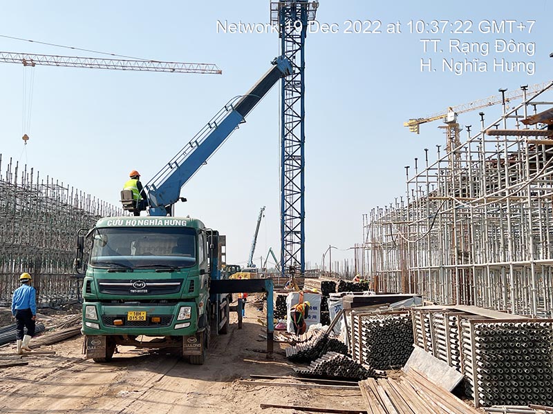Xe cẩu thùng làm việc tại công trường xây dựng