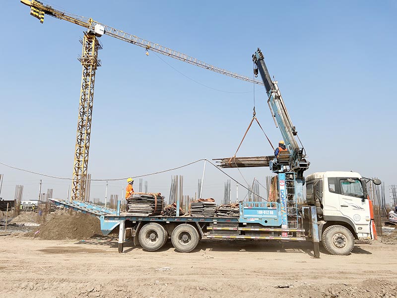 xe cẩu thùng làm việc tại công trường xây dựng