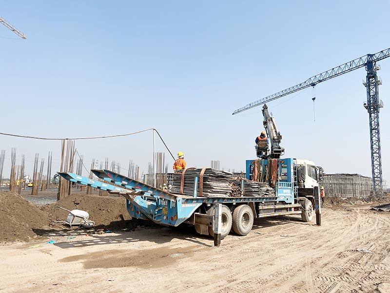 xe cẩu thùng vận chuyển công cụ xây dựng