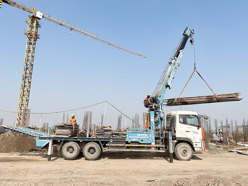 xe cẩu thùng nâng hạ và vận chuyển vật liệu xây dựng