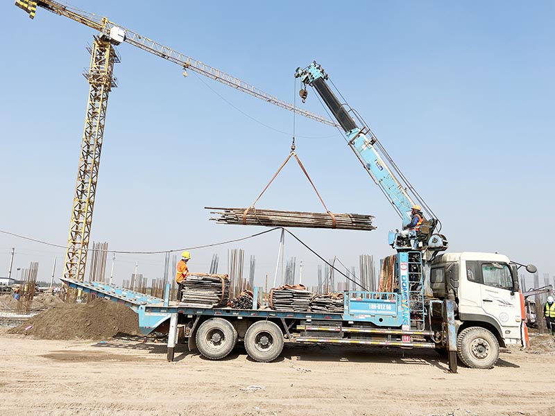 xe cẩu tự hành vận chuyển vật liệu xây dựng