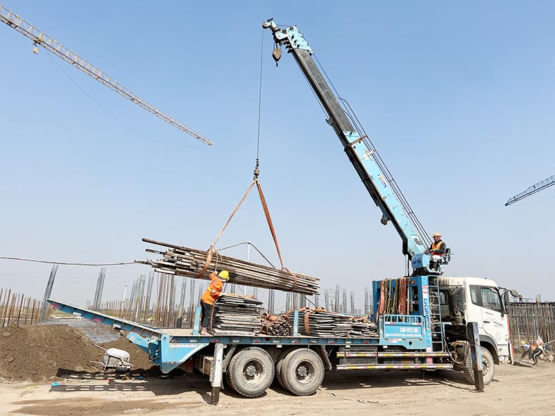 xe cẩu thùng cẩu vật liệu xây dựng
