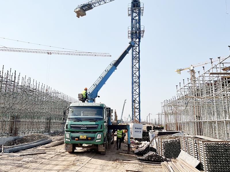 xe cẩu thùng cẩu vật liệu xây dựng