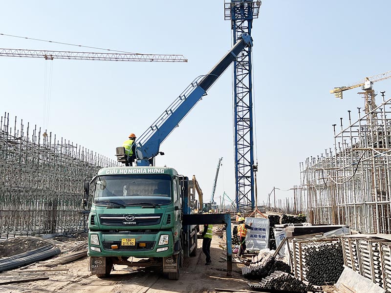 xe cẩu thùng vận chuyển vật liệu xây dựng