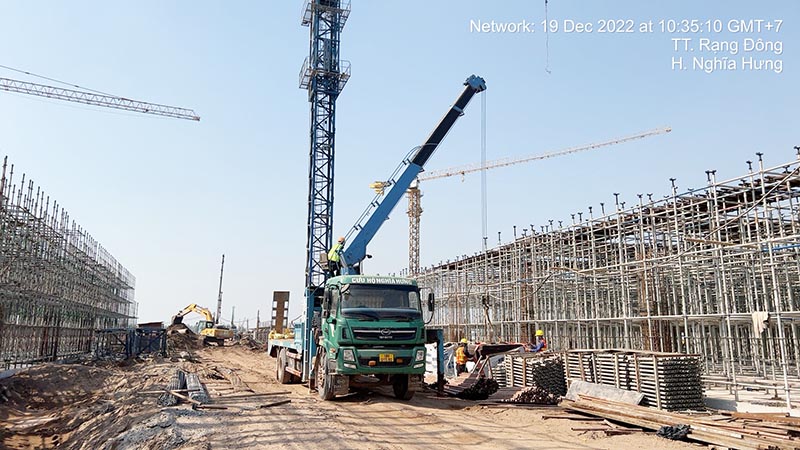 xe cẩu thùng vận chuyển vật liệu xây dựng