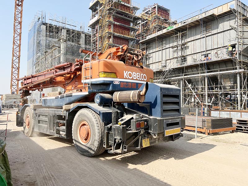 xe cẩu bánh lốp 50 tấn Kobelco