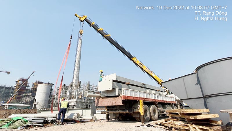xe cẩu thùng vận chuyển kết cấu thép