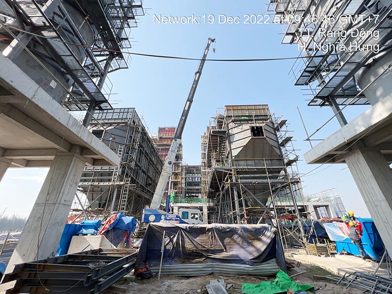xe cẩu lốp lắp đặt kết cấu thép nhà máy