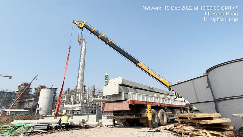 Xe cẩu thùng vận chuyển kết cấu cột thép