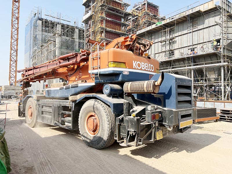 xe cẩu lốp bánh béo 25 tấn Kobelco