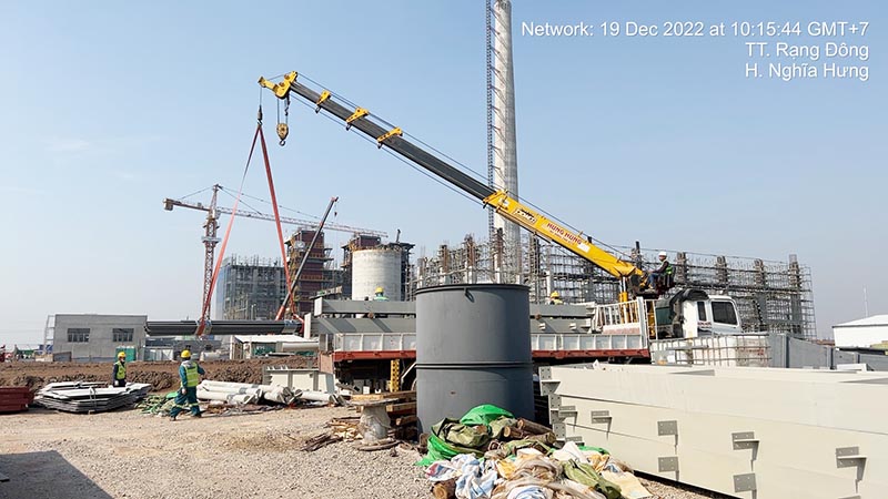 xe cẩu thùng vận chuyển sắt thép lắp đặt kết cấu